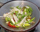 Foto langkah ke 4 dari resep Tumis buncis jamur enoki.