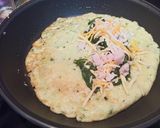 Foto del paso 2 de la receta: Tortita de calabacín rellena de acelgas, pavo y queso
