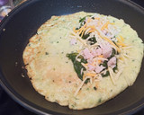 Foto del paso 2 de la receta: Tortita de calabacín rellena de acelgas, pavo y queso
