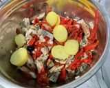 Une image de l'étape 13 de Salade tiède de poivrons rouges, pommes de terre, harengs et olives.
