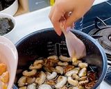 Hình bước làm 3 của món Cơm nhà 8 - cơm xúp lơ, canh gà nấm tóc tiên