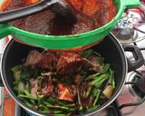 Foto del paso 4 de la receta: Costillas de cerdo en adobo con 🥔 y nopales