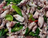 Foto langkah ke 4 dari resep Oseng cumi cabe ijo.