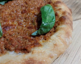 Foto del paso 6 de la receta: Pizza de boloñesa con albahaca