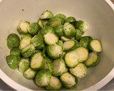 Foto del paso 2 de la receta: Coles de Bruselas asadas con mantequilla de ajo