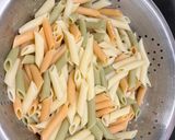 Sajtos, almás, csirkemell sonkás tésztasaláta recept fázis 2 fotója