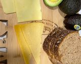 صورة لخطوة 2 من وصفة ساندويتش البيض مع الشيدر والأفوكادو 🥪🍳🥑🍒🥒