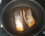 Foto del paso 5 de la receta: Salmón noruego en salsa holandesa con guarnición caramelizada