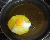 Foto del paso 3 de la receta: Huevos fritos con papas fritas y salchichas