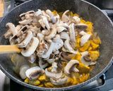 Une image de l'étape 10 de Poulet à la crème, champignons et épices.
