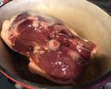 Une image de l'étape 1 de Gigot d'agneau de 8 heures confit d'ail oignon et carottes aux aromates.