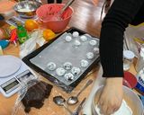 Foto del paso 4 de la receta: Galletas craqueladas de chocolate con un toque de naranja