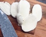 Lilahagymás-mozzarellás csirkemell recept fázis 2 fotója