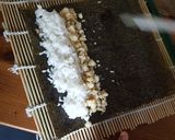 Foto langkah ke 4 dari resep Lemper Sushi Isi Suiran Ikan Kod.
