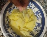 Foto del paso 1 de la receta: Mini tortilla de patata con calabacín y brócoli 🥒 🥔 🥦. 🧅🧄