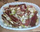 Savanyú káposzta és burgonya ágyon barna sörben pácolt hagymás sült recept fázis 1 fotója