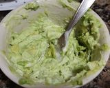 Foto del paso 5 de la receta: Aguacate con queso viejo tostado y espinacas