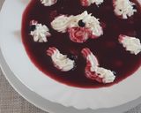 Erdei gyümölcsleves meggyel és áfonyával recept fázis 2 fotója