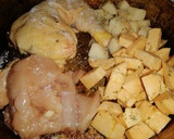 Foto del paso 2 de la receta: Pollo, papas y boniato al horno