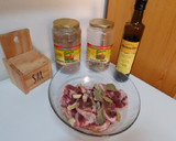 Foto del paso 1 de la receta: Chuletas de cordero mallorquín fritas con ajos, laurel, oliva virgen