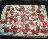 Φωτογραφία βήματος 14 της συνταγής Pizza με πατάτες, λουκάνικο και pesto βασιλικού
