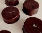 Foto del paso 12 de la receta: Alfajores virales con sal marina