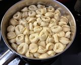 Une image de l'étape 1 de °Tortellinis au chèvre et miel°.