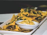 Papas con cheddar y panceta