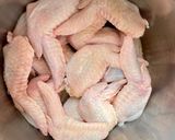 รูปขั้นตอนการทำที่ 1 ของ ปีกไก่ทอดเกลือ กรอบนอกนุ่มใน