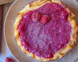 Foto del paso 4 de la receta: Tarta de queso con frambuesas sin harinas