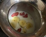 A picture of step 3 of Red velvet cookie banana shake.