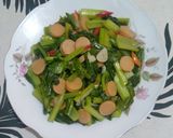 Foto langkah ke 5 dari resep Tumis Sawi Hijau Sosis.