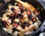 Une image de l'étape 10 de Navets et carottes violettes aux épices indiennes, bouillon de porc et coriandre.