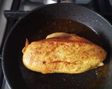 Foto del passaggio 2 della ricetta Petto di pollo arrosto su letto di patate e carote