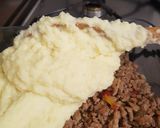 A picture of step 5 of Baked Meat Pie with Mashed Potatoes.
