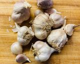 Hình bước làm 3 của món Vào bếp cùng con: Onion jam hay mứt hành tây mặn ngọt với dấm dâu tằm