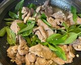 Hình bước làm 2 của món Vịt Xào Húng Quế