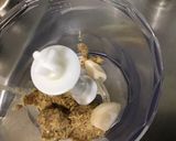 Une image de l'étape 1 de Sauce salade ail, moutarde truffée, épices et persil.