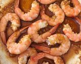 Une image de l'étape 1 de Brochettes de crevettes épicées à l’ananas.