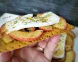 Foto del paso 4 de la receta: Cracker de manzana caramelizada con especias griegas y queso fresco