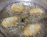 A picture of step 5 of Moong dal pakoda.