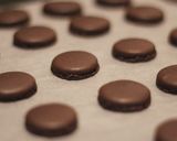 Foto langkah ke 4 dari resep Dark choco french macaron less sugar.