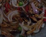 Gambar langkah 2 resipi Ikan bilis goreng kicap.