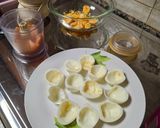 Foto del paso 1 de la receta: Huevos rellenos de salmón y langostinos
