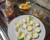 Foto del paso 1 de la receta: Huevos rellenos de salmón y langostinos