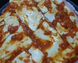 Foto del paso 5 de la receta: Pizza con pernil, salsa de morrón, cebolla y tomate