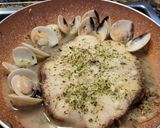Foto del paso 3 de la receta: Tintorera con almejas en salsa