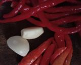 Foto langkah ke 2 dari resep Sambal Mercon Cumi Asin.