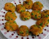A picture of step 3 of Stuff idli with chutney.