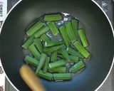 A picture of step 1 of Bhindi Punjabi Masala.
